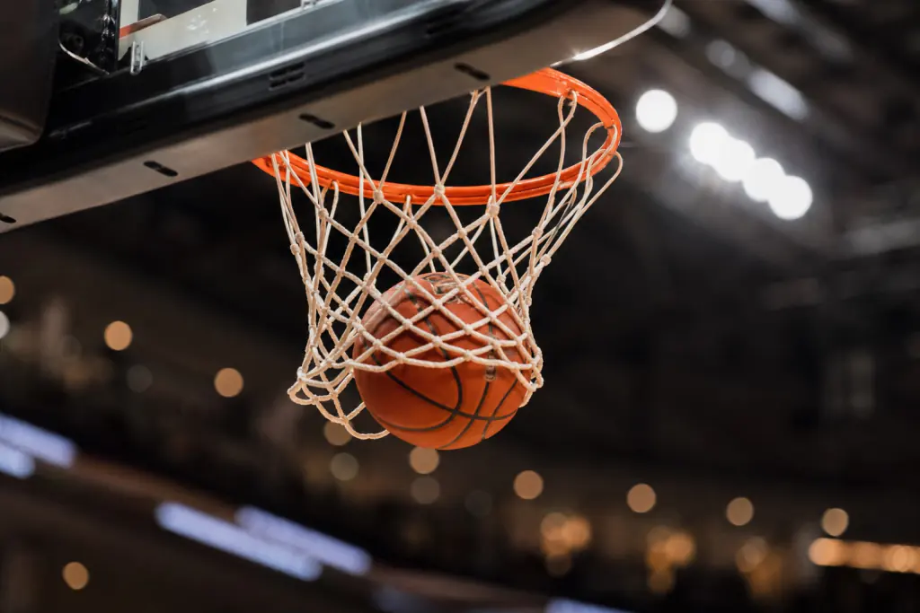 Dynamische Basketball-Szene im Training